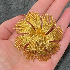 Vintage Large ‘60s Monet Cordelia  Haystack Brooch Pin Gold Tone Signed Flower